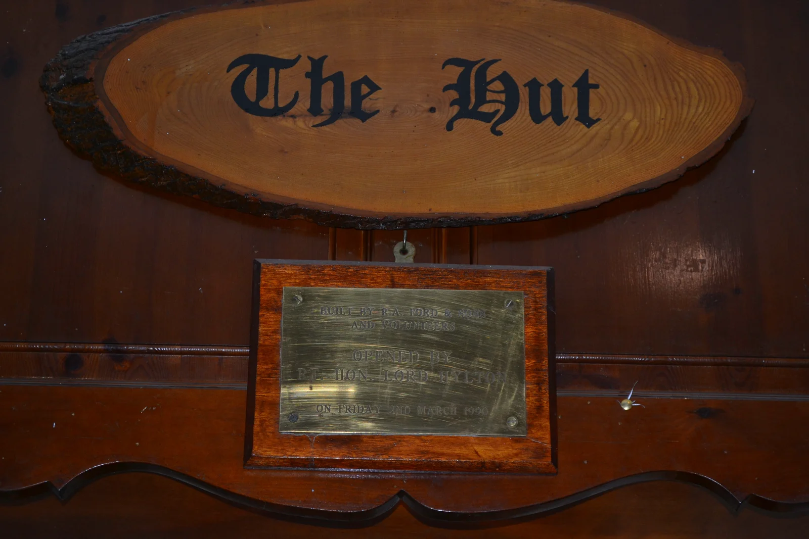 The Hut plaque commemorating the reopening of Haydon Que Club in 1990